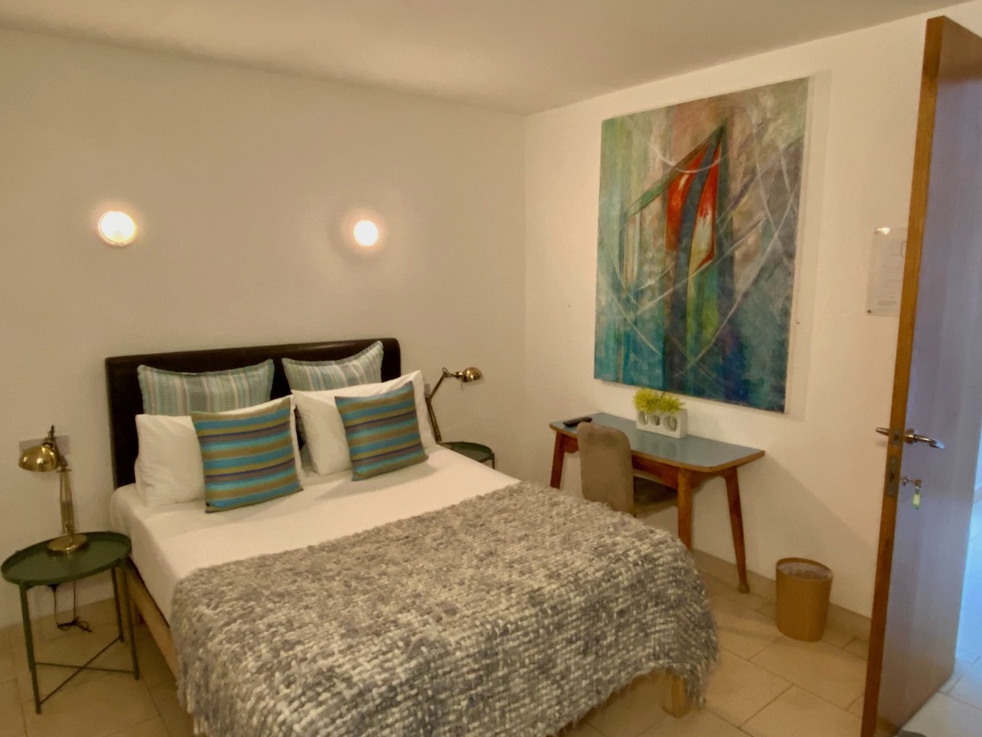 Comfortable deluxe room with modern art & kingsize bed (150cm x 200cm).